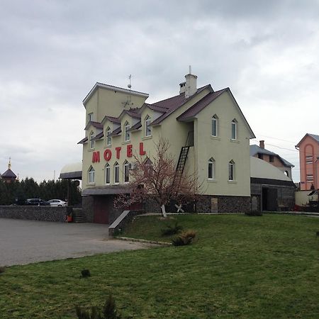 Formula Plus Motel Lutsk Bagian luar foto