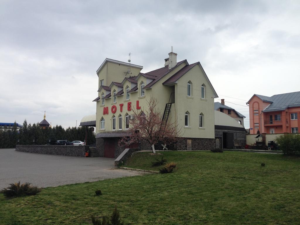 Formula Plus Motel Lutsk Bagian luar foto